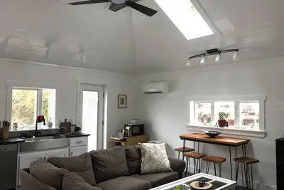 Image de Clean, stylish apartment in downtown Charlottesville