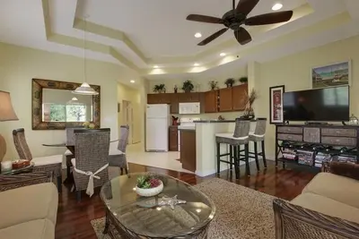 Image de Beautiful Condo with a Tree House Feel