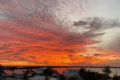 Image de Modern multi story waterfront home, 30 minutes from Key west.