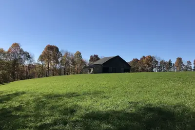 Image de Charming  farmhouse-60 acres w/ trails firepits  creek close to Dolly and Canaan