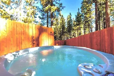 Image de Walk to Lake Cabin great for kids &  Pets Spa Bbq WiFi King Bed Ski Free Coffee