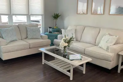 Image de Off The Hook-renovated dog friendly listing!