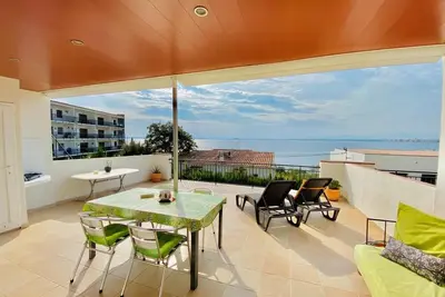 Piso en Zona Tranquila de Roses a Escasos Metros de la Playa con Amplia Terraza