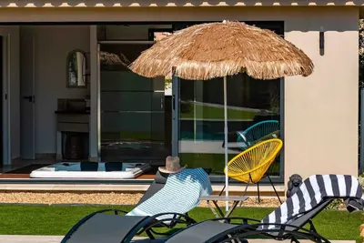 Image de Appt Le Mimosa avec terrasse privative en rez-de-jardin, Ă deux pas du village.