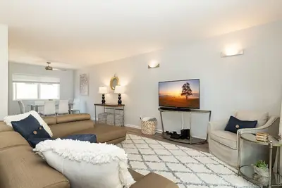Image de Ocean View- One block from ocean & 5 minutes from town!