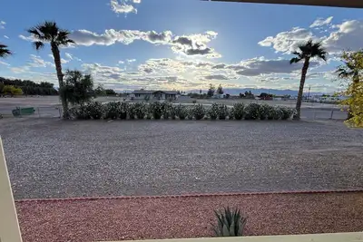 Image de Off Roading and boaters paradise with pull through driveway and gated parking!