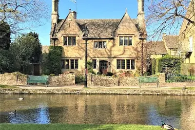 Image de Iconic Luxury Detached Period House on the River Bank with parking.