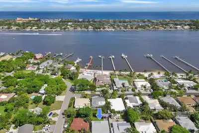 Image de Renovated House just mile from the the Pier and the Beach with pool and jacuzzi