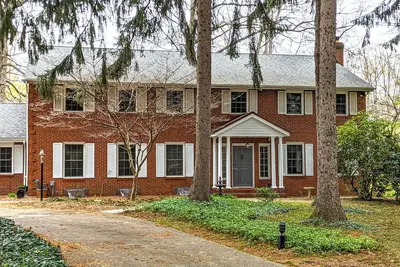 Image de Colonial style 5br/5ba home tucked in a private, wooded setting w/pool & hot tub