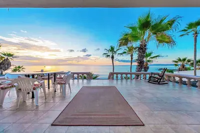 Image de Beachfront w/ pool - Reunions, Weddings, Retreats!