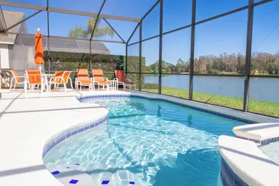 Image de 4 Bedroom Home with Tranquil Lakeview Pool/Spa & Game Room (close to Disney! )