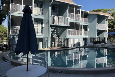 Image de One Bedroom Condo One Block To Beach
