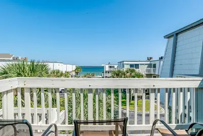 Image de Two-Bedroom Townhome in a Great Location – Partial Views of the Beach!