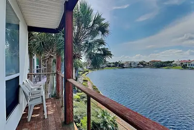 Image de Destiny Beach Villas #10a | Lakefront, Near Beach