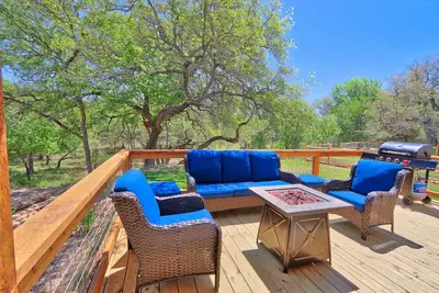 Image de Canyon Lake Getaway | Private Hot Tub, Fire Pit, Game Room & Near River