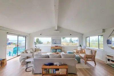 Image de New! ‘Whale’s Tale’ Beach Retreat on Whidbey- Views & Miles of Beach Next Door
