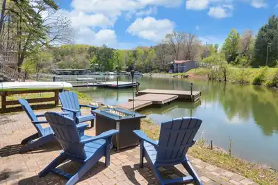 Image de Lake Nottely 4 bdrm cabin, sauna w\/ mtn & lake views, dock, & Ev charger.
