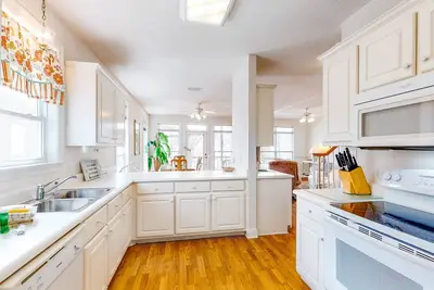 Friendly Duplex w/ Full Kitchen, Central Ac, Washer/Dryer, & High-Speed WiFi!