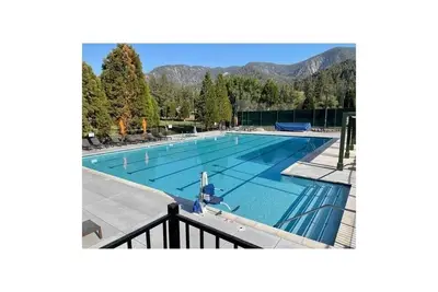 Image de Elegant, Rustic Log Cabin. Large Patios, Sleeps 9.