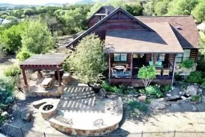 Image de Lake Travis Luxury 5bd/3bath Cabin Hollows Resort