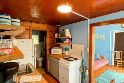 Image de Unit #2-The Lazy Fish one queen bed, full bathroom and renovated kitchen.