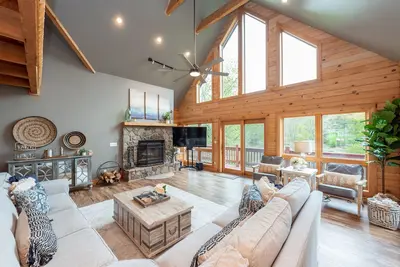 Image de New! Playin' Hooky: Lakefront, Hot Tub!