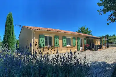 Image de Maison de charme avec terrasse, jardin et équipements complets, à 2 km de Neuvic