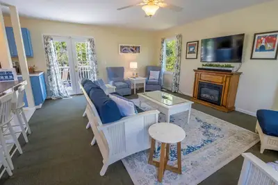 Image de Latitudes, just steps away from the beach!