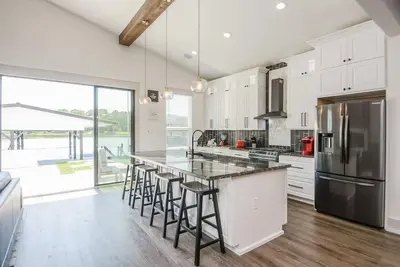 Image de Luxury Lakefront Home w/ Overhanging Deck + Kayaks