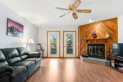 Image de Lake home with jetted tub & washer/dryer - steps from beach & restaurants