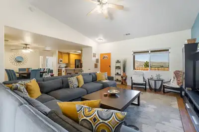Image de 🌵Family Friendly Colorful Cactus w\/Hot Tub, Bbq, Fire Pit 🌵