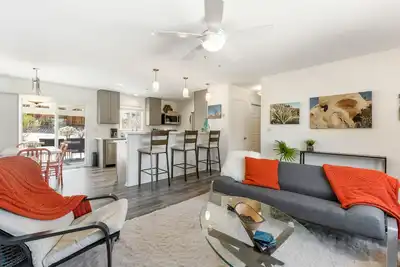 Image de 🌵 Serenity Sands - Large Fenced House with Hot Tub, Bbq and Fire Pit! 🌵