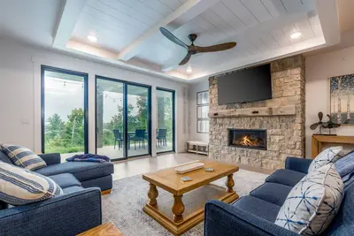 Image de Ideally Located Beautiful Modern Condo with Incredible View!