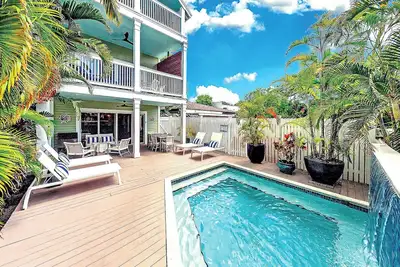 Image de ~Dreaming On Duval~  Grand 5 bedroom, 4. 5 bath home with private pool/parking