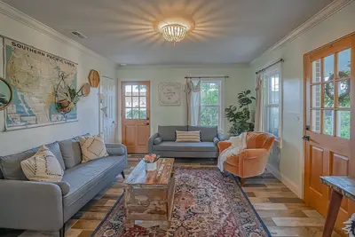 Image de Urban Nest Cottage - Book Now!