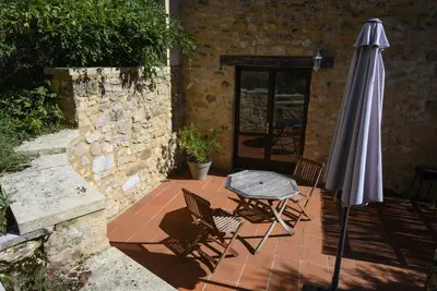 Image de Gîte traditionnel en pierre dans un cadre rural avec accès direct à la piscine