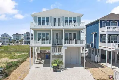 Image de \"It's Glorious\"Beautiful Home w/ Pool, 4 Br/3 Ba and just 22 Steps From The Sand