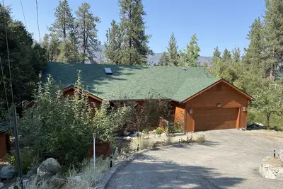 Image de The Hideaway Retreat - Luxurious Cabin. Fun!