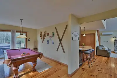 Image de Pet-Friendly Pocono Chalet: Master Suite, Bbq, Hot Tub, 2 Decks and Pool Table!