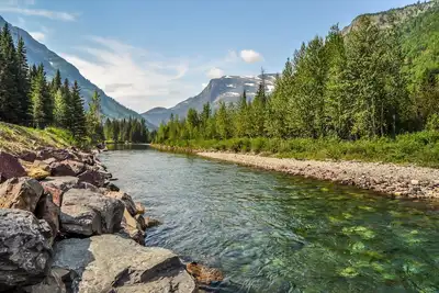 Image de ♥ Riverfront Fishing Lodge w/ Hot Tub 5 Mins to Town♥