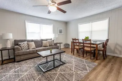 Image de Spacious 2 bdrm home near the lake w/ big backyard