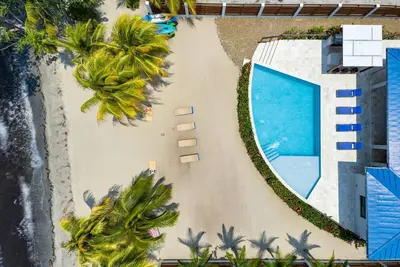 Image de 5 Bedroom Beachfront Villa w\/ Large Pool & Staff