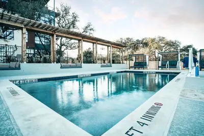 Image de Gorgeous Designed Three Bedroom Two Bath Sleeps 8 + Pool, Gym, Lovely Coffee Bar