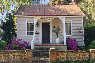 Image de Lovingly Restored 1890 Historic Cottage