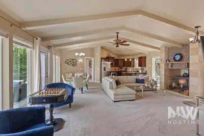 Image de Luxurious Echo Bay Retreat—Hot Tub, Fire Pit, Ping Pong, Chess, Bikes & Stunning Views Await!