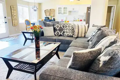 Image de Cozy, plush getaway near Lake Coronado