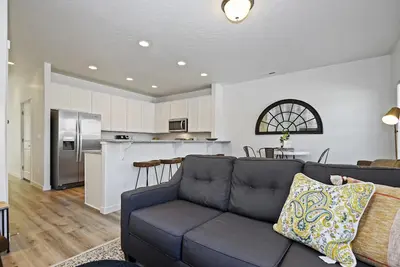 Image de Sleek, Like-New, Sparkling Clean Townhome!