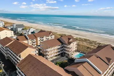 Image de Cast a Waves salty Condo with Sea views and a Pool