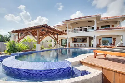 Villa Groovy Gecko, Awesome 5 bedroom ocean beach front villa with private chef