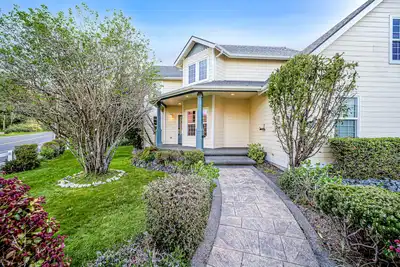 Image de Two-Story Home w/Free WiFi, Electric Fireplace, Balcony, Hot Tub, Washer/Dryer